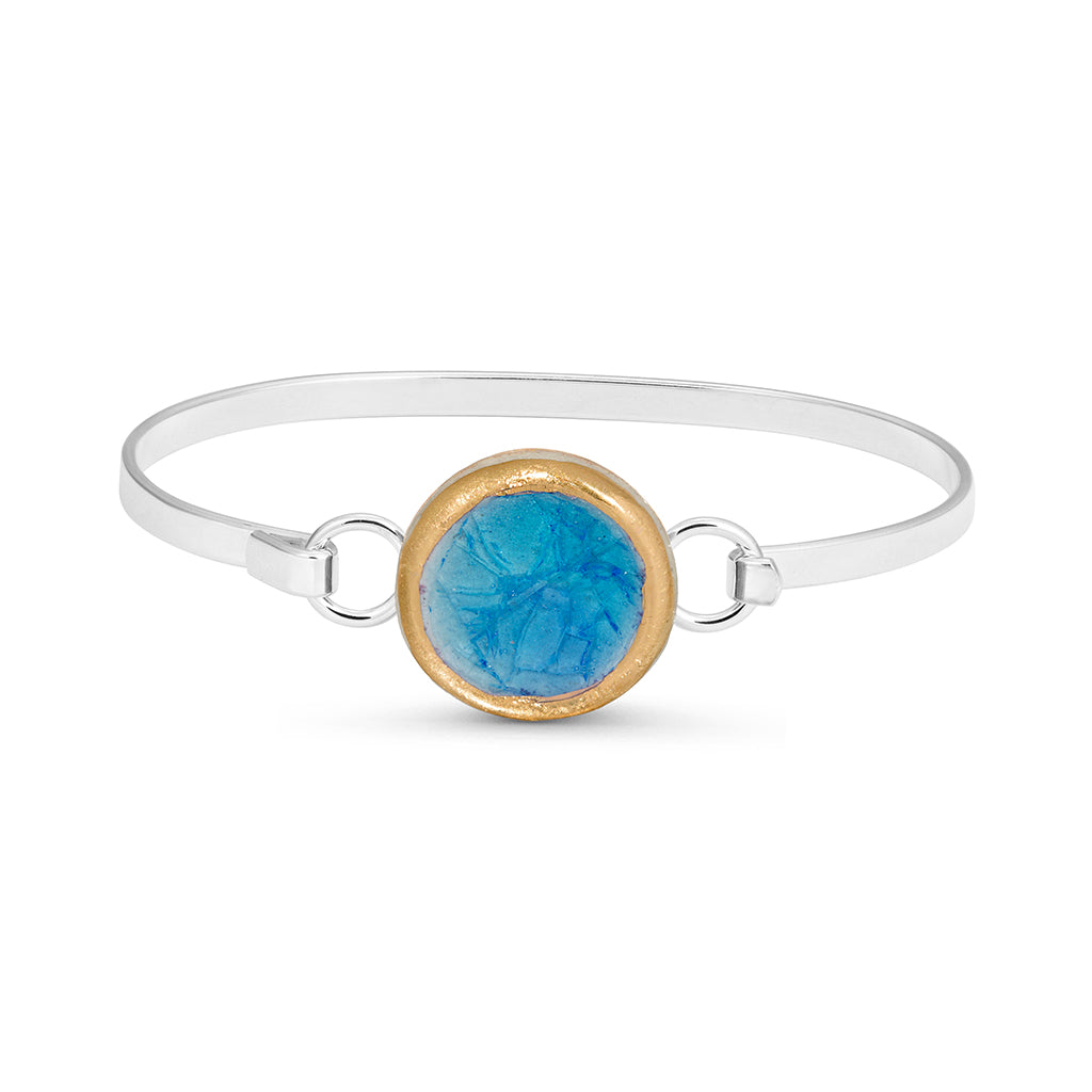 Turquoise blue gradient lagoon crackled glass round charm outlined in gold lustre on a silver plated latch bangle